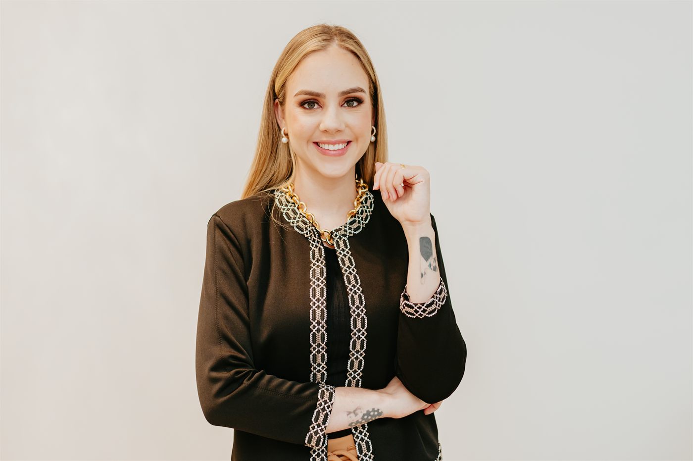 A advogada Camila Stefanon, de blazer escuro, em retrato de estúdio