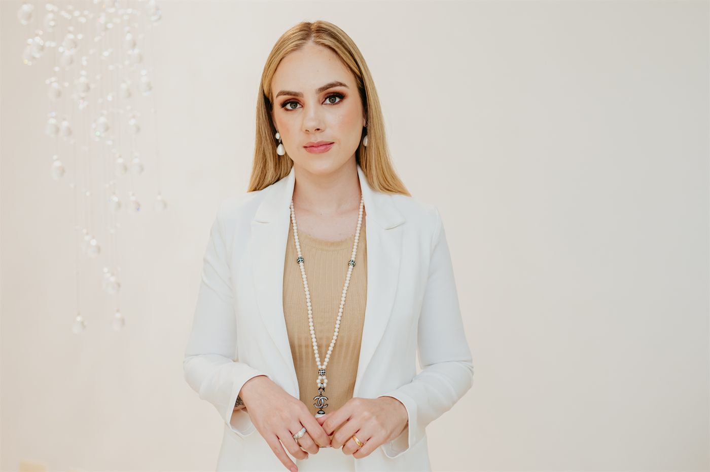 Camila Stefanon, advogada de Direito de Família, em retrato com blazer branco